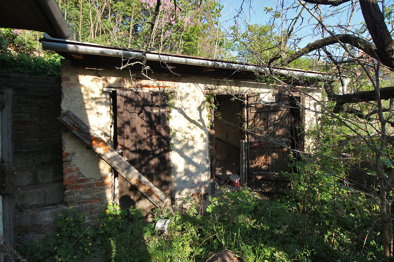 Kůlny na východní straně druhého dvorku snad byly kdysi chlívky pro domácí zvířata. Kůlny na východní straně druhého dvorku snad byly kdysi chlívky pro domácí zvířata.