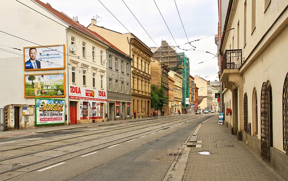 Cejl patří k nejrušnějším brněnským ulicím. Původní dělnické byty nevalné kvality dodnes slouží k bydlení - většinou jako městské byty obývané lidmi, kteří se musí spokojit s nejlevnějším bydlením. Řečeno slovy Gézy Včeličky, život zde vytéká z nuzných příbytků rovnou na chodník. Cejl patří k nejrušnějším brněnským ulicím. Původní dělnické byty nevalné kvality dodnes slouží k bydlení - většinou jako městské byty obývané lidmi, kteří se musí spokojit s nejlevnějším bydlením. Řečeno slovy Gézy Včeličky, život zde vytéká z nuzných příbytků rovnou na chodník.