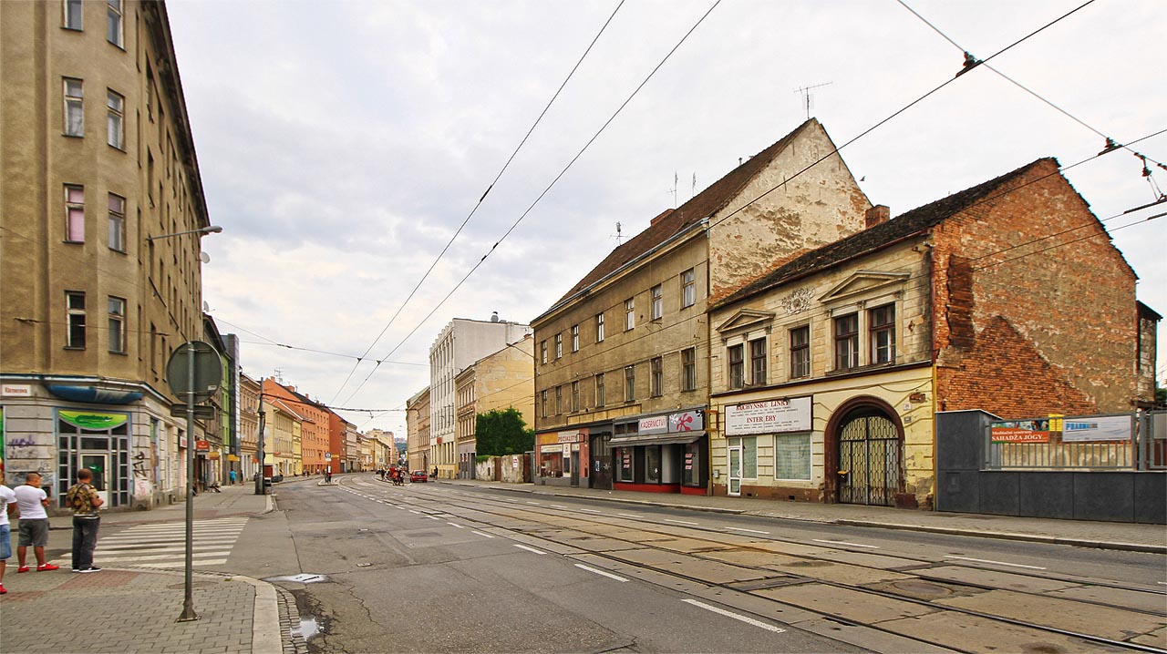 Nejstarší domy jsou na Cejlu zezačátku po prvé straně při cestě od centra. Původ některých z nich dost možná sahá až do 18. století. Většina původních domů ale byla v období průmyslové revoluce zbourána a nahrazena textilními továrnami, kterých tu bylo v době největšího rozkvětu několik desítek. Nejstarší domy jsou na Cejlu zezačátku po prvé straně při cestě od centra. Původ některých z nich dost možná sahá až do 18. století. Většina původních domů ale byla v období průmyslové revoluce zbourána a nahrazena textilními továrnami, kterých tu bylo v době největšího rozkvětu několik desítek.