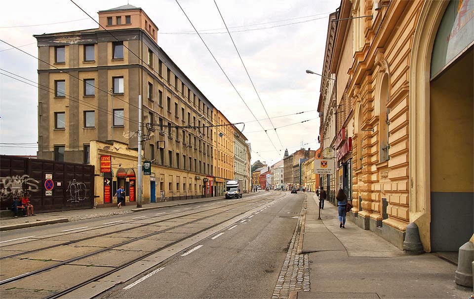 Architektura textilek prošla zajímavým vývojem. Na počátku 19. století se továrny podobaly spíše zdobným palácům s okrasnými zahradami, ve kterých bydleli majitelé a někdy i dělnictvo. S postupem času se podmínky k životu zhoršovaly a přibývalo strohosti technického rázu na úkor původní zdobnosti. Majitelé zmizeli ve vilových čtvrtích a v zakouřených předměstích zbyli jen dělníci, bydlící v pavlačových domech mezi továrnami. Na konci 19. století pak textilky vypadaly spíš jako nudné hranaté železobetonové krabice. Všechny ale potkal stejný osud - pokud unikly demolici, staly se z nich byty nebo kanceláře nezávisle na stáří a slohu. Architektura textilek prošla zajímavým vývojem. Na počátku 19. století se továrny podobaly spíše zdobným palácům s okrasnými zahradami, ve kterých bydleli majitelé a někdy i dělnictvo. S postupem času se podmínky k životu zhoršovaly a přibývalo strohosti technického rázu na úkor původní zdobnosti. Majitelé zmizeli ve vilových čtvrtích a v zakouřených předměstích zbyli jen dělníci, bydlící v pavlačových domech mezi továrnami. Na konci 19. století pak textilky vypadaly spíš jako nudné hranaté železobetonové krabice. Všechny ale potkal stejný osud - pokud unikly demolici, staly se z nich byty nebo kanceláře nezávisle na stáří a slohu.
