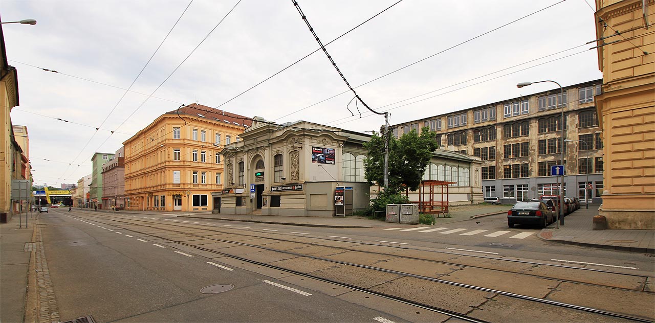 Uprostřed délky ulice se mezi bývalými továrnami rozprostírá stísněné náměstíčko ulic Valchy a Radlasu. V jeho středu stojí budova, která od svého dokončení v roce 1890 střídavě slouží jako tržnice, tělocvična a kino. Postavena byla podle vzoru tržnic v chorvatské Rijece.
Uprostřed délky ulice se mezi bývalými továrnami rozprostírá stísněné náměstíčko ulic Valchy a Radlasu. V jeho středu stojí budova, která od svého dokončení v roce 1890 střídavě slouží jako tržnice, tělocvična a kino. Postavena byla podle vzoru tržnic v chorvatské Rijece.