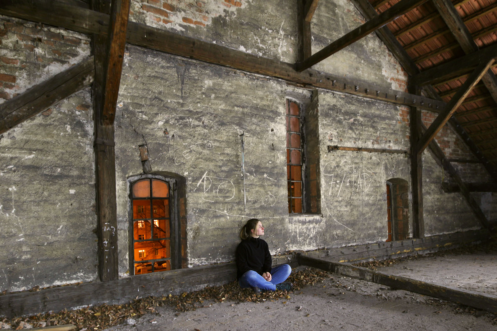 Štítová zeď nezapře původ budovy v poslední čtvrtině 19. století, včetně inspirace průmyslovou a drážní architekturou. Ostatně jen pár metrů za zády odvážné školačky se vinou po břehu řeky koleje Svitavské pobřežní dráhy, z protějšího břehu zasvítají okna domů na Zvěřinově ulici. Štítová zeď nezapře původ budovy v poslední čtvrtině 19. století, včetně inspirace průmyslovou a drážní architekturou. Ostatně jen pár metrů za zády odvážné školačky se vinou po břehu řeky koleje Svitavské pobřežní dráhy, z protějšího břehu zasvítají okna domů na Zvěřinově ulici.