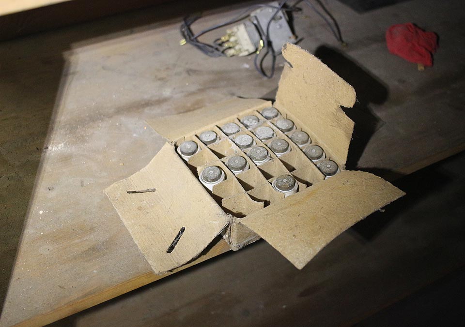 Zásobník pojistek. Kdyby se jimi dalo střílet, Clay Allison by byl s jejich počtem spokojen. Zásobník pojistek. Kdyby se jimi dalo střílet, Clay Allison by byl s jejich počtem spokojen.