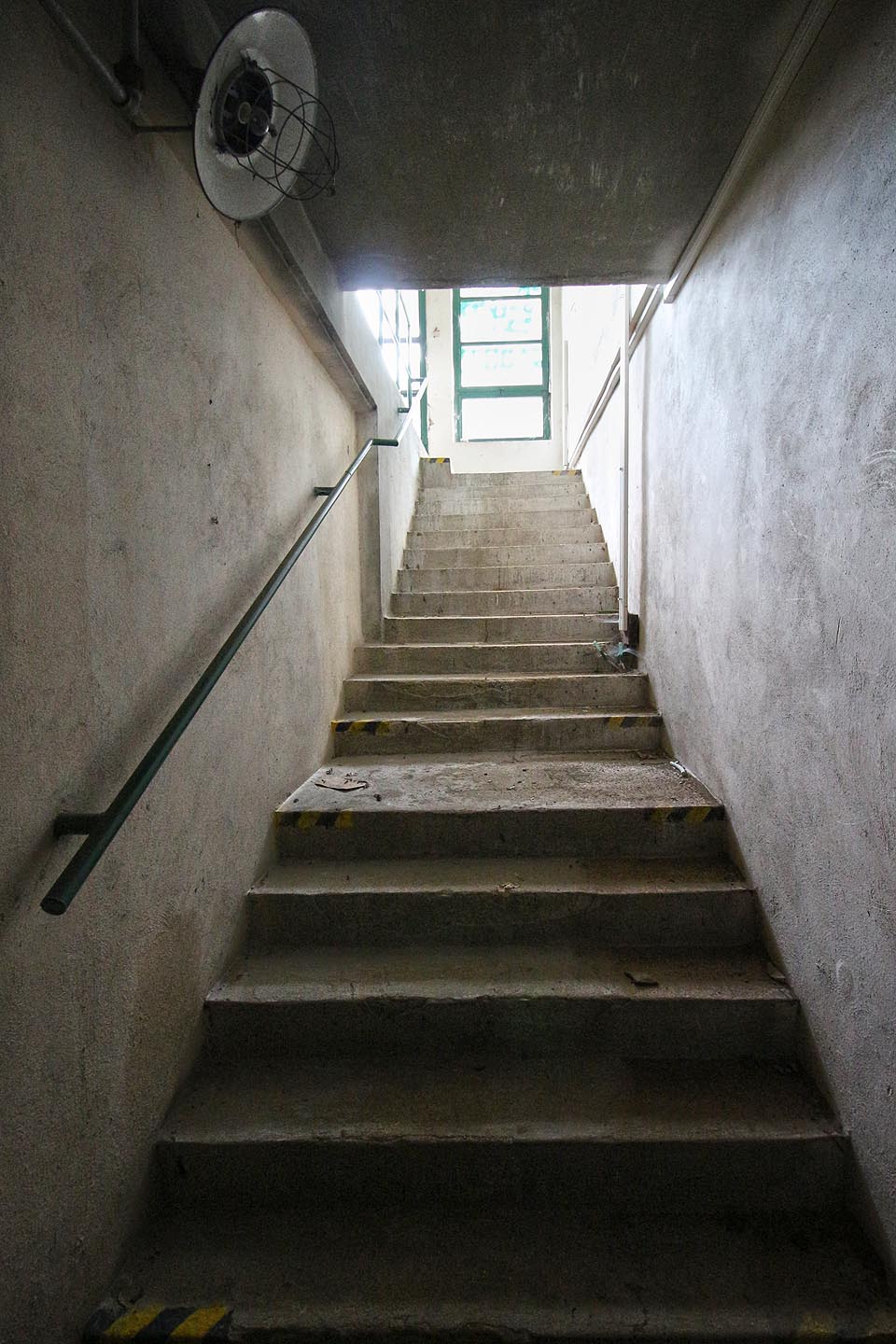 Po schodech lze sestoupit do prvního podzemního podlaží. Po schodech lze sestoupit do prvního podzemního podlaží.