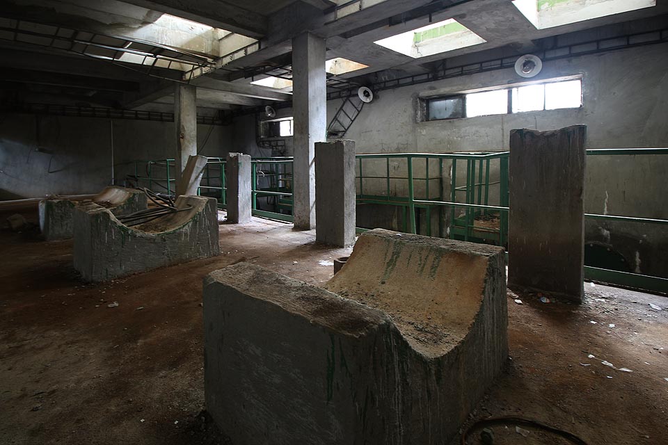 Tady se zřejmě nacházely těžké armatury čerpadel, které místnost plnily rachotem. Dnes je tu naprosté ticho, přerušované jen kapáním vody z netěsného kohoutku. Tady se zřejmě nacházely těžké armatury čerpadel, které místnost plnily rachotem. Dnes je tu naprosté ticho, přerušované jen kapáním vody z netěsného kohoutku.