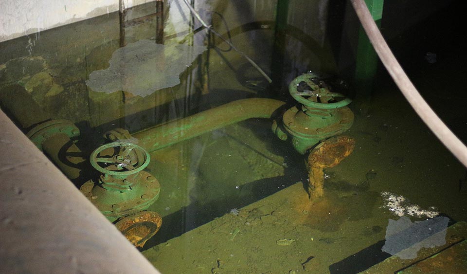 Protože už stanice pár let nečerpá, ocitly se některé její části hluboko pod vodou. Protože už stanice pár let nečerpá, ocitly se některé její části hluboko pod vodou.