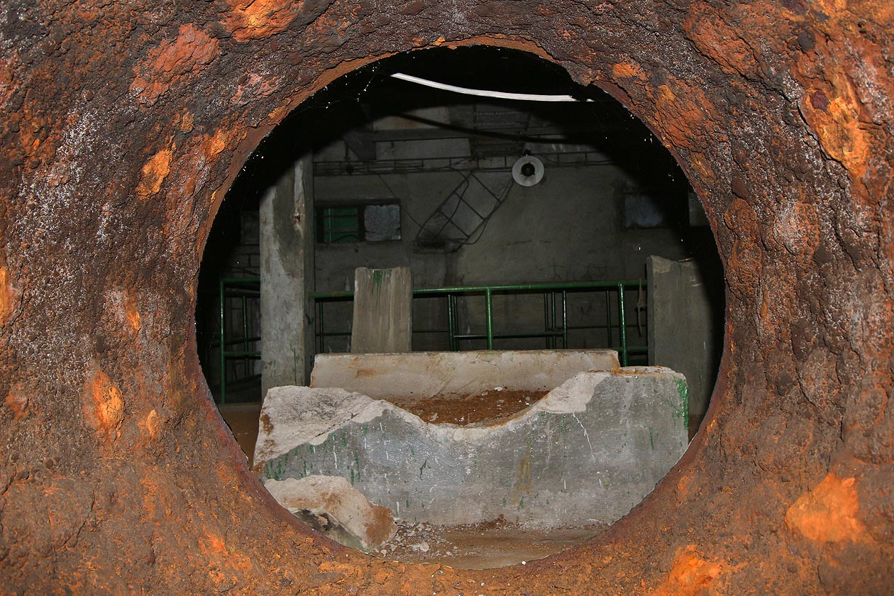 Rezivým potrubím lze z místnosti s čerpadly prolézt do jiné podzemní prostory, odkud se rozbíhá potrubí do dalších částí pisárecké úpravny vody. Rezivým potrubím lze z místnosti s čerpadly prolézt do jiné podzemní prostory, odkud se rozbíhá potrubí do dalších částí pisárecké úpravny vody.