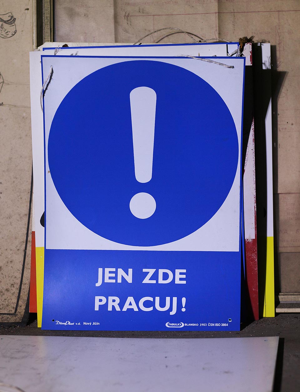 Ani dělníci to tu zřejmě neměli moc rádi a pokoušeli se prchnout. Zaměstnavatel jim proto musel dávat jednoznačné příkazy! Ani dělníci to tu zřejmě neměli moc rádi a pokoušeli se prchnout. Zaměstnavatel jim proto musel dávat jednoznačné příkazy!