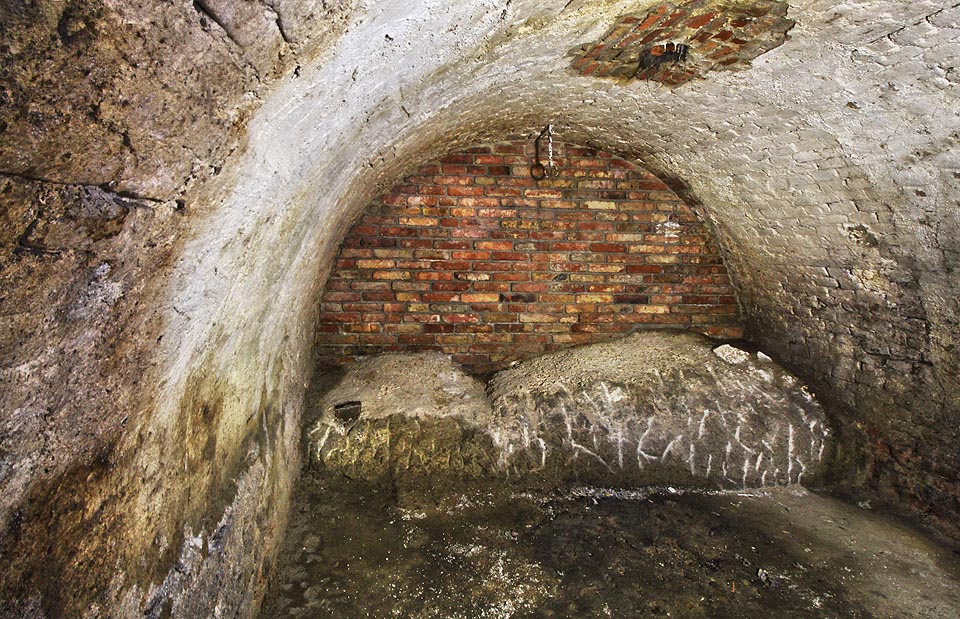 Betonový základ u jižní stěny místnosti možná souvisí s výstavbou kanalizace pod Pekařskou ulicí. Betonový základ u jižní stěny místnosti možná souvisí s výstavbou kanalizace pod Pekařskou ulicí.