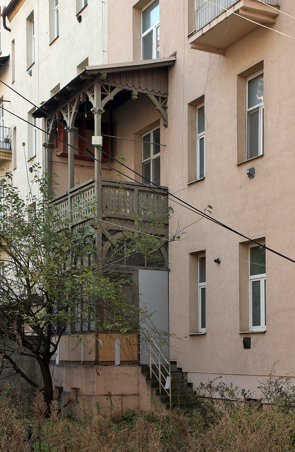 Přes všechny pozdější úpravy, zateplení a zjednodušení fasád domů zůstává dřevěná veranda ve dvoře připomínkou, že byly kdysi i časy, kdy ornament nebyl zločin a krása a příjemnost byly kritériem pro posuzování stavby. Přes všechny pozdější úpravy, zateplení a zjednodušení fasád domů zůstává dřevěná veranda ve dvoře připomínkou, že byly kdysi i časy, kdy ornament nebyl zločin a krása a příjemnost byly kritériem pro posuzování stavby.
