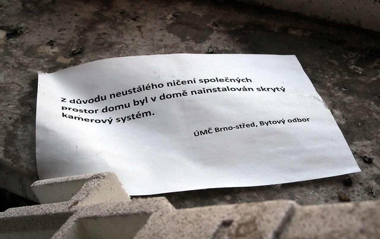 Z důvodu neustálého ničení společných prostor domu byl v domě nainstalován skrytý kamerový systém. Tak skrytý, že ho nikdy nikdo neviděl. Z důvodu neustálého ničení společných prostor domu byl v domě nainstalován skrytý kamerový systém. Tak skrytý, že ho nikdy nikdo neviděl.
