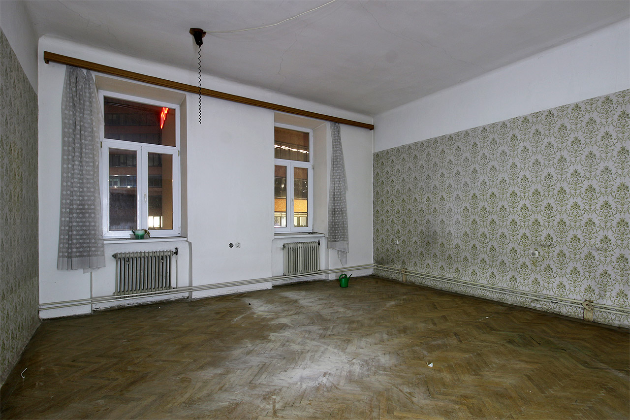 Byty v uličním traktu byly prostorné, světlé a kvalitně vybavené. Parkety utrpěly staletími, nicméně bydlet by se tu po malých úpravách dalo téměř okamžitě. Byty v uličním traktu byly prostorné, světlé a kvalitně vybavené. Parkety utrpěly staletími, nicméně bydlet by se tu po malých úpravách dalo téměř okamžitě.
