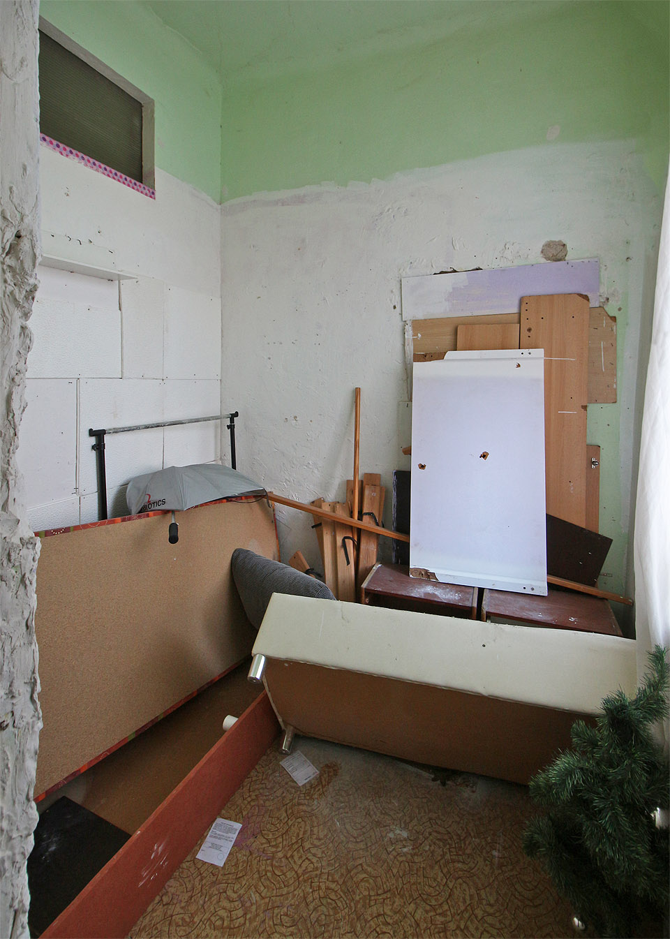 O movitosti původních obyvatel svědčí také pokoje pro služebné, ukryté za kuchyní každého z bytů. Na prostoru o délce i šířce právě jedné postele trávily na počátku 20. století nešťastnice většinu svého života, pokud zrovna nesloužily privilegovanějším. O movitosti původních obyvatel svědčí také pokoje pro služebné, ukryté za kuchyní každého z bytů. Na prostoru o délce i šířce právě jedné postele trávily na počátku 20. století nešťastnice většinu svého života, pokud zrovna nesloužily privilegovanějším.