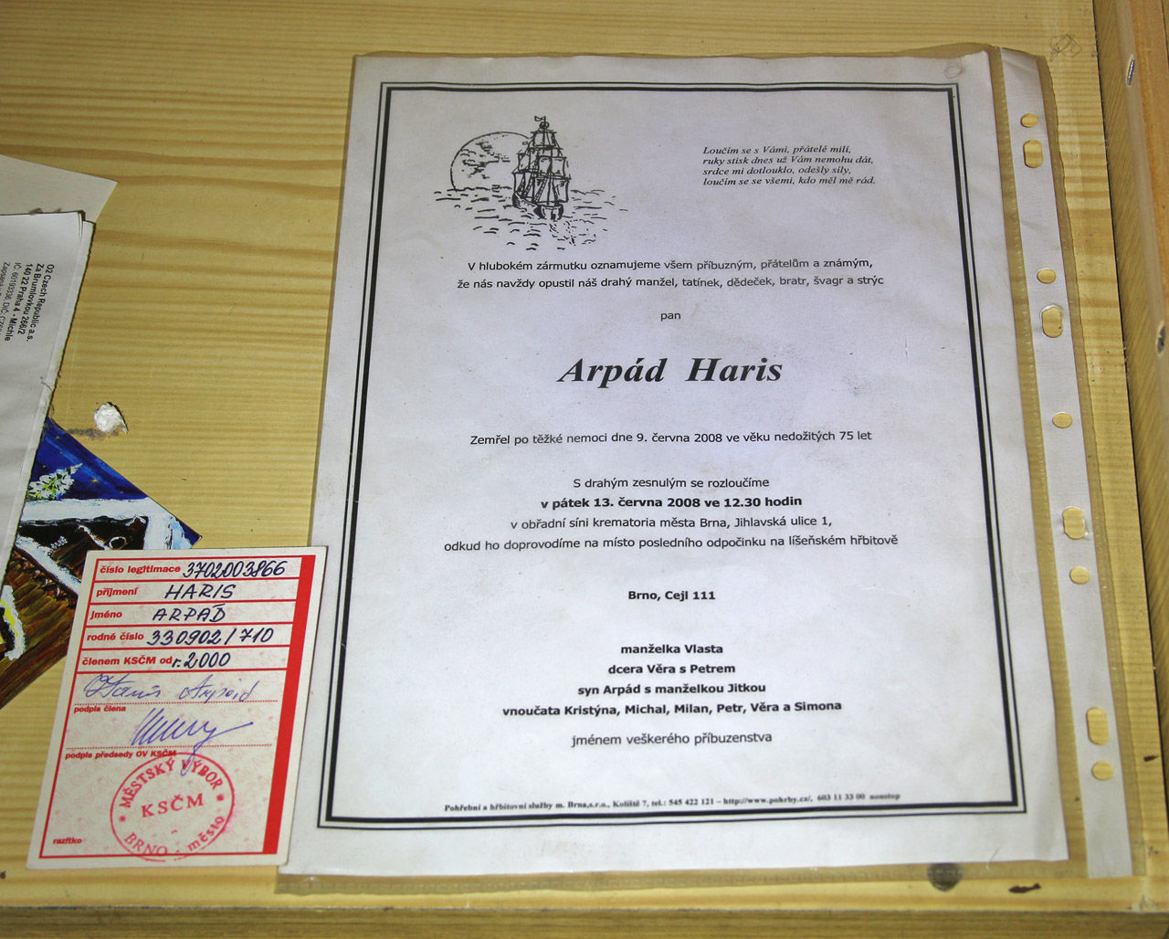 Arpád Haris v roce 2000 vstupil do komunistické strany. Zemřel v roce 2008, v bytě ale sále žili dědicové, kteří dodnes neodvezli nic z jeho pozůstalosti. Arpád Haris v roce 2000 vstupil do komunistické strany. Zemřel v roce 2008, v bytě ale sále žili dědicové, kteří dodnes neodvezli nic z jeho pozůstalosti.