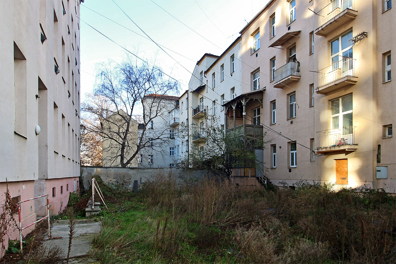 Celkový pohled do dvora. Vlevo dvorní trakt č. 29, vpravo uliční trakt domů 29, 31 a 33. Žlutá budova ve dvoře č. 33 je pravděpodobně přestavěným pozůstatkem bývalého Thomasova mlýna ze 17. století. Celkový pohled do dvora. Vlevo dvorní trakt č. 29, vpravo uliční trakt domů 29, 31 a 33. Žlutá budova ve dvoře č. 33 je pravděpodobně přestavěným pozůstatkem bývalého Thomasova mlýna ze 17. století.
