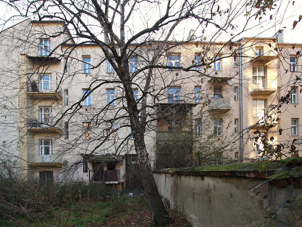 Dvory jsou navzájem odděleny zídkami jako někde ve Stínadlech. Dvory jsou navzájem odděleny zídkami jako někde ve Stínadlech.
