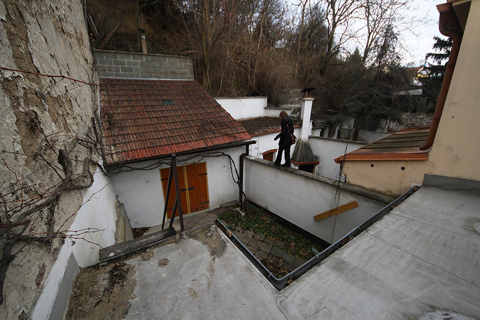 Příhodná poloha a relativně pevný materiál skalky za domy umožnil prakticky v každém dvoře vyhloubit vlastní sklep, často spojený s hospodářským přístavkem, který mohl sloužit jako prádelna, kůlna, dílna, ale v nouzi také k bydlení. Příhodná poloha a relativně pevný materiál skalky za domy umožnil prakticky v každém dvoře vyhloubit vlastní sklep, často spojený s hospodářským přístavkem, který mohl sloužit jako prádelna, kůlna, dílna, ale v nouzi také k bydlení.