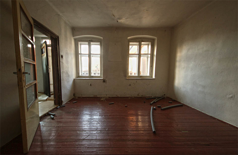 Naopak nejvýstavnější z místních domů, pavlačový dům č. 71 by byl dodnes příjemným místem k životu. Naopak nejvýstavnější z místních domů, pavlačový dům č. 71 by byl dodnes příjemným místem k životu.