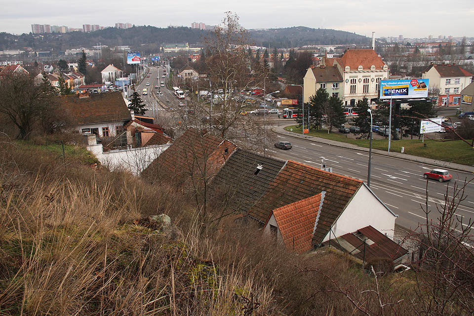 Šestiproudá výpadovka, která se stala v roce 1976 osudnou polovině dolní části Kohoutovy ulice, se hodlá dále rozpínat. Auta postupně dusí město, uhnout jim musí celé bloky domů, kde se žilo po staletí. Šestiproudá výpadovka, která se stala v roce 1976 osudnou polovině dolní části Kohoutovy ulice, se hodlá dále rozpínat. Auta postupně dusí město, uhnout jim musí celé bloky domů, kde se žilo po staletí.