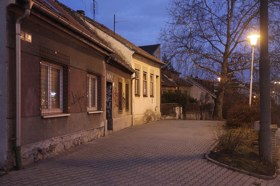 Ačkoliv ze vhodného úhlu vypadá romanticky, ve skutečnosti ztratilo tohle zákoutí duši už před desítkami let, když se proudy aut spustily dolů z Černých Polí po prodloužené Provazníkově ulici a zahubily malebné Tomkovo náměstí i nábřeží Svitavy. Ačkoliv ze vhodného úhlu vypadá romanticky, ve skutečnosti ztratilo tohle zákoutí duši už před desítkami let, když se proudy aut spustily dolů z Černých Polí po prodloužené Provazníkově ulici a zahubily malebné Tomkovo náměstí i nábřeží Svitavy.