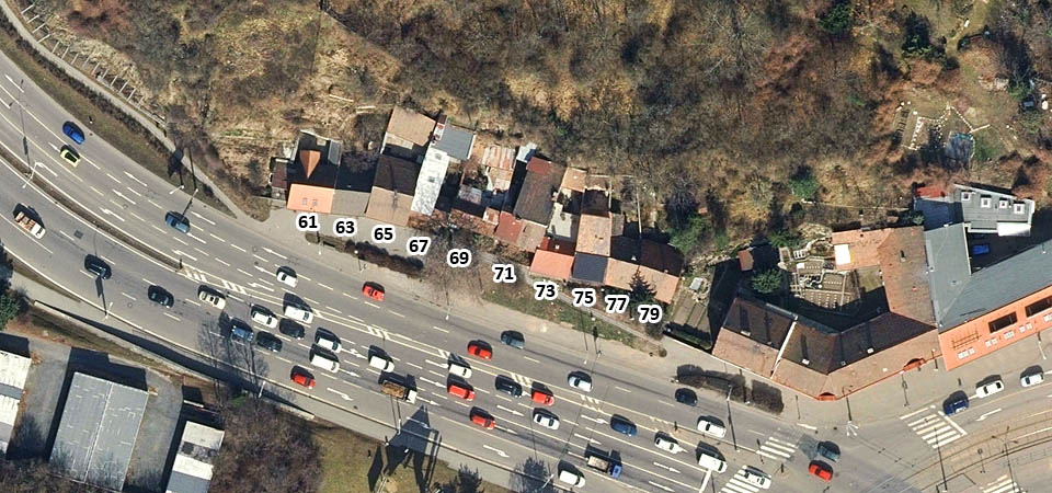 Na leteckém snímku je dobře patrných všech 10 domů, které zbyly z kolonie Pod kopcem - protější stranu ulice v roce 1976 necitlivě pohltila šestiproudová silnice, která však ani dnes kapacitně nestačí a brzy se roztáhne i do míst současné zástavby. Na leteckém snímku je dobře patrných všech 10 domů, které zbyly z kolonie Pod kopcem - protější stranu ulice v roce 1976 necitlivě pohltila šestiproudová silnice, která však ani dnes kapacitně nestačí a brzy se roztáhne i do míst současné zástavby.