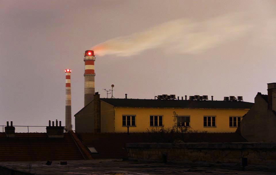 Nad mrazivým nočním Dolním Cejlem si vítr pohrává s kouřovou vlečkou teplárenského komína. Ticho nočního Brna ruší jen neidentifikovatelný šum odkudsi z ulic. Nad mrazivým nočním Dolním Cejlem si vítr pohrává s kouřovou vlečkou teplárenského komína. Ticho nočního Brna ruší jen neidentifikovatelný šum odkudsi z ulic.