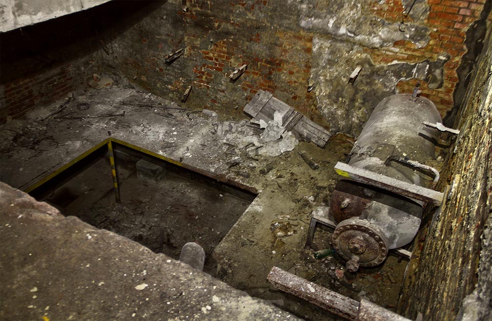 O další patro hlouběji se pod zemí nacházela kotelna a pod ní dokonce třetí podzemní patro. Hluboko pod povrchem historického předměstí se človek cítil nevyslovitelně stísněně - obklopen těžkou zemí, prosáklou osudy generací textilních dělníků z předměstí. O další patro hlouběji se pod zemí nacházela kotelna a pod ní dokonce třetí podzemní patro. Hluboko pod povrchem historického předměstí se človek cítil nevyslovitelně stísněně - obklopen těžkou zemí, prosáklou osudy generací textilních dělníků z předměstí.