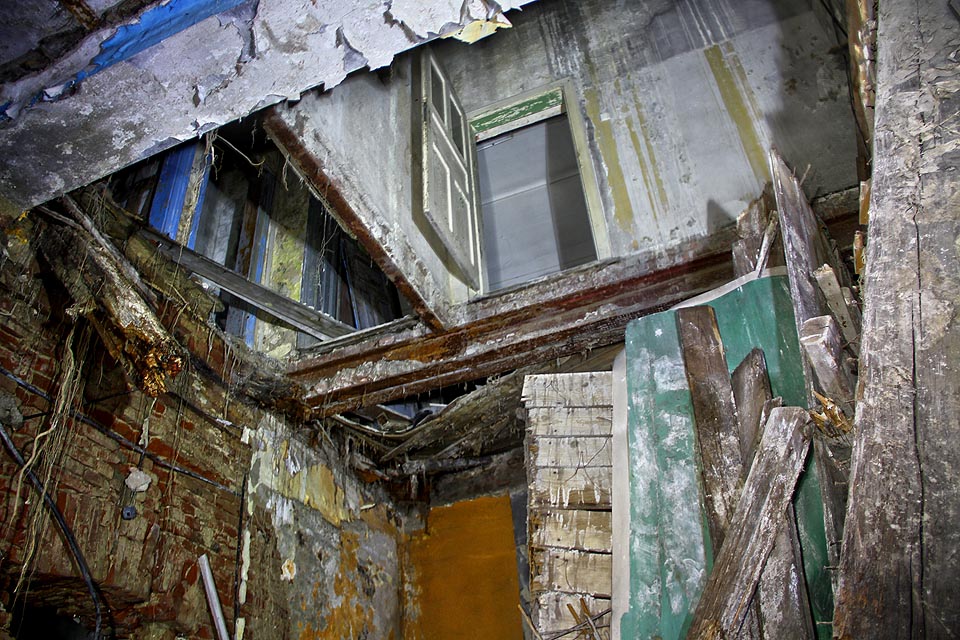 Původní dělnický dům už je prakticky nezachránitelný. Majitel se o něj záměrně nestará minimálně od roku 2005. Původní dělnický dům už je prakticky nezachránitelný. Majitel se o něj záměrně nestará minimálně od roku 2005.