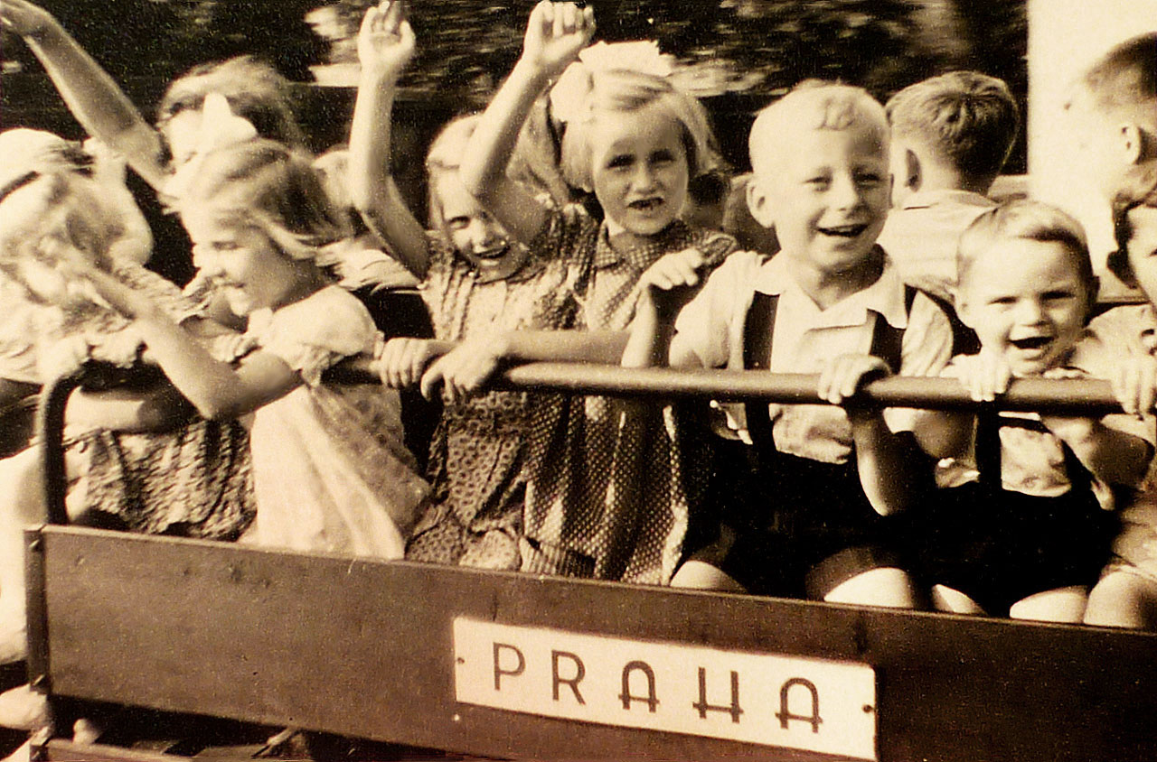 Vozy byly popsány jmény měst, ve kterých sídlily správy tehdejších drah. V Československu jich bylo šest: Plzeňská, Pražská, Ústecká, Ostravská (se sídlem v Olomouci), Bratislavská a Košická. Záhadou zůstává, která dráha přišla zkrátka neboť vozů bylo na úzkokolejce pouze 5. Foto M. Hartl. Vozy byly popsány jmény měst, ve kterých sídlily správy tehdejších drah. V Československu jich bylo šest: Plzeňská, Pražská, Ústecká, Ostravská (se sídlem v Olomouci), Bratislavská a Košická. Záhadou zůstává, která dráha přišla zkrátka neboť vozů bylo na úzkokolejce pouze 5. Foto M. Hartl.