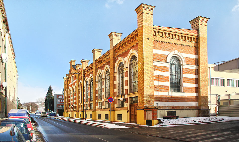 Elektrárna při pohledu od jihozápadu. Na pravé straně je dobře vidět prostor po zbourané hlavní hale (kdyby šlo o kostel, řekneme lodi) - na straně do ulice se nachází jen nižší severovýchodní křídlo původní stavby. Elektrárna při pohledu od jihozápadu. Na pravé straně je dobře vidět prostor po zbourané hlavní hale (kdyby šlo o kostel, řekneme lodi) - na straně do ulice se nachází jen nižší severovýchodní křídlo původní stavby.