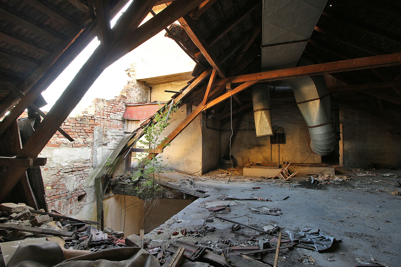 Otvor se stalnepřímým důsledkem demolice dvorního traktu v roce 2009. Střecha byla zřejmě od té doby narušena v místě, kde k ní původně přiléhala dvoupodlažní tovární hala. Otvor se stalnepřímým důsledkem demolice dvorního traktu v roce 2009. Střecha byla zřejmě od té doby narušena v místě, kde k ní původně přiléhala dvoupodlažní tovární hala.
