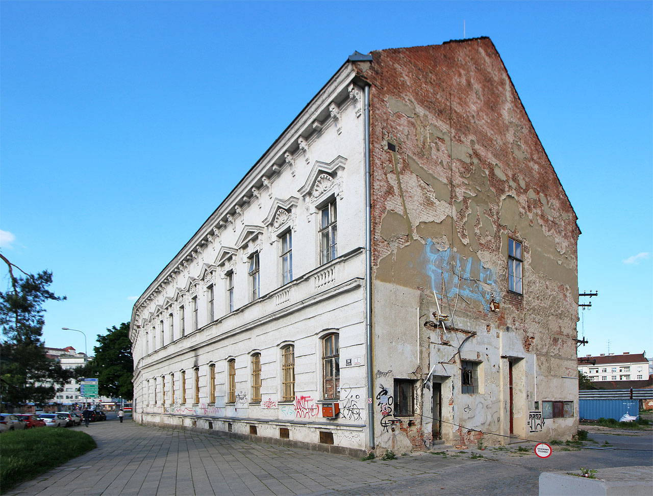 Dům stál původně takřka na břehu Svrateckého náhonu, který protékal prostorem trávníku v levé části fotky. Dům stál původně takřka na břehu Svrateckého náhonu, který protékal prostorem trávníku v levé části fotky.