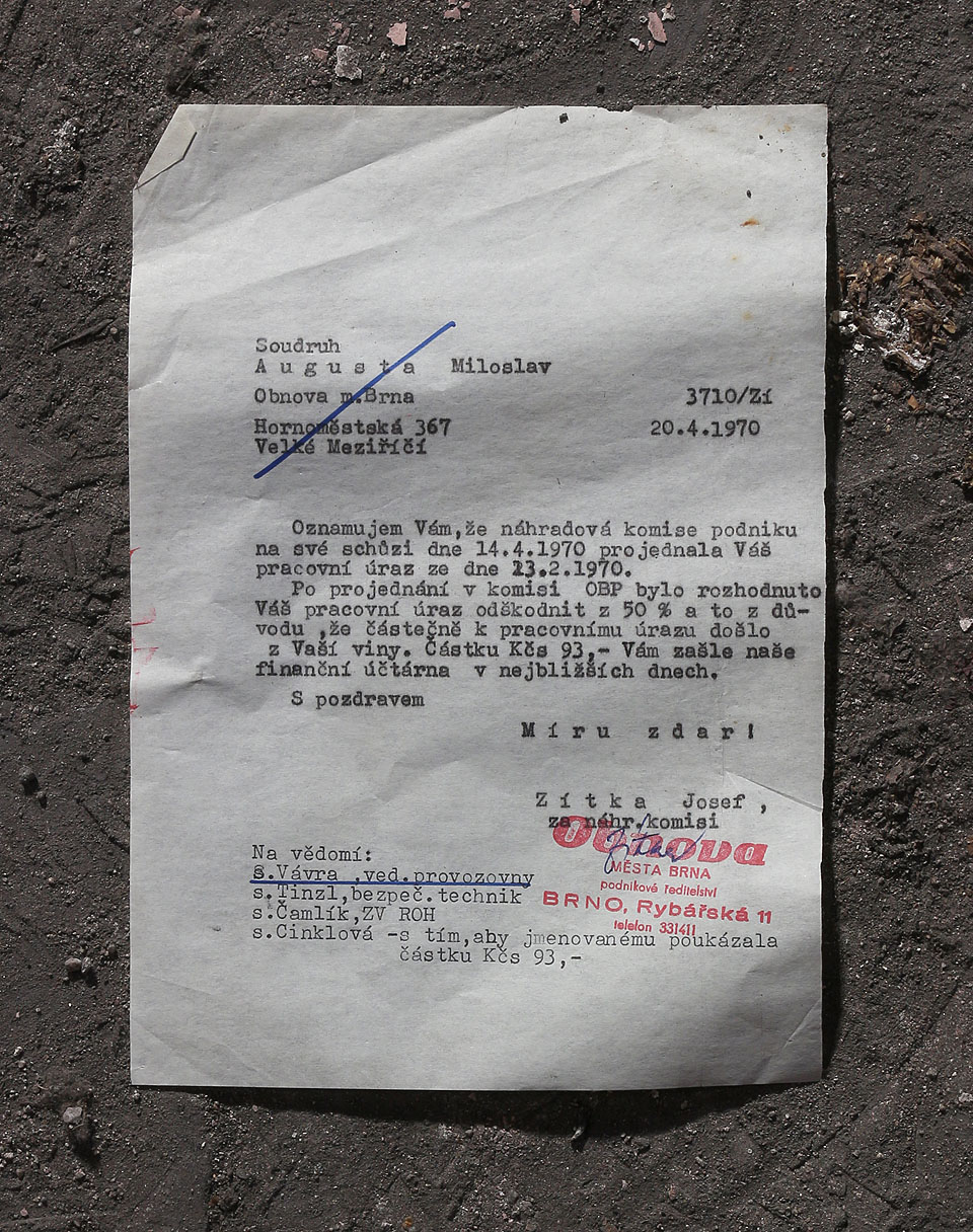 …pan Augusta totiž už dva dny před státním svátkem utrpěl pracovní úraz. Z následných dokumentů je patrné, že v roce 1970 budova stále ještě nesla adresu Rybářská 11. …pan Augusta totiž už dva dny před státním svátkem utrpěl pracovní úraz. Z následných dokumentů je patrné, že v roce 1970 budova stále ještě nesla adresu Rybářská 11.