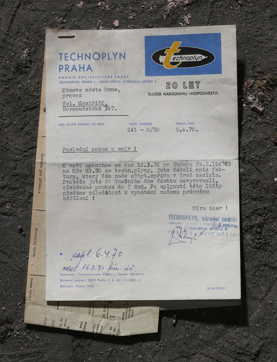 Také na tomto výhrůžném dopise se vyskytuje odkaz na únor. Důležitější ovšem je, že pan Přibyl z podniku socialistické práce Technoplyn v Praze napsal do pozdravu „Míru zdar“ namísto „Smíru zdar“! Také na tomto výhrůžném dopise se vyskytuje odkaz na únor. Důležitější ovšem je, že pan Přibyl z podniku socialistické práce Technoplyn v Praze napsal do pozdravu „Míru zdar“ namísto „Smíru zdar“!