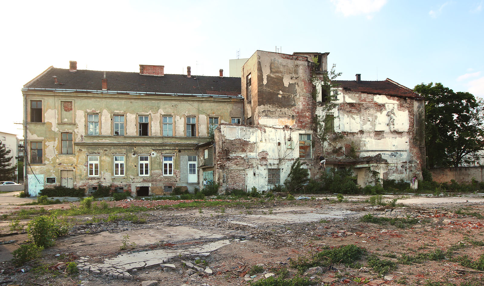 Zadní část domu a jeho dvůr těsně přiléhaly k areálu oděvní továrny Kras, se kterou tvořily jeden průmyslový blok. Dům továrnu přežil o řadu let. Zadní část domu a jeho dvůr těsně přiléhaly k areálu oděvní továrny Kras, se kterou tvořily jeden průmyslový blok. Dům továrnu přežil o řadu let.