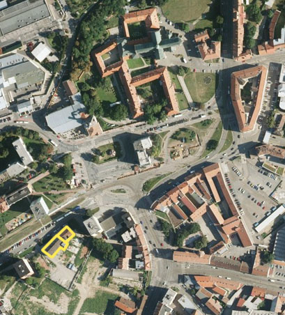 Dům č. 1 se nápadně odklání od směru Veletržní ulice. Jde totiž o poslední z řady domů bývalé Rybářské ulice, které byly všechny zbourány. Dům č. 1 se nápadně odklání od směru Veletržní ulice. Jde totiž o poslední z řady domů bývalé Rybářské ulice, které byly všechny zbourány.