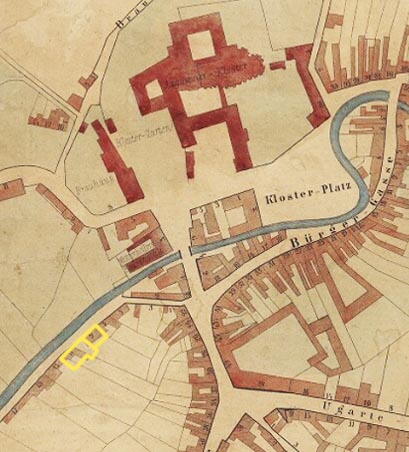Přesněji je vidět stav na mapě z roku 1868. Dům č. 9 odpovídá půdorysně současné stavbě, je proto možné, že aktuální budova vznikla jeho přestavbou ve stylu domu č. 11. Přesněji je vidět stav na mapě z roku 1868. Dům č. 9 odpovídá půdorysně současné stavbě, je proto možné, že aktuální budova vznikla jeho přestavbou ve stylu domu č. 11.
