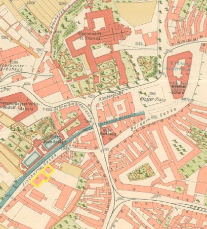 V roce 1906 už dům č. 11 stál zřejmě v současné podobě, mezi oběma domy se však nacházel průjezd, který musel být později zastavěn. V roce 1906 už dům č. 11 stál zřejmě v současné podobě, mezi oběma domy se však nacházel průjezd, který musel být později zastavěn.
