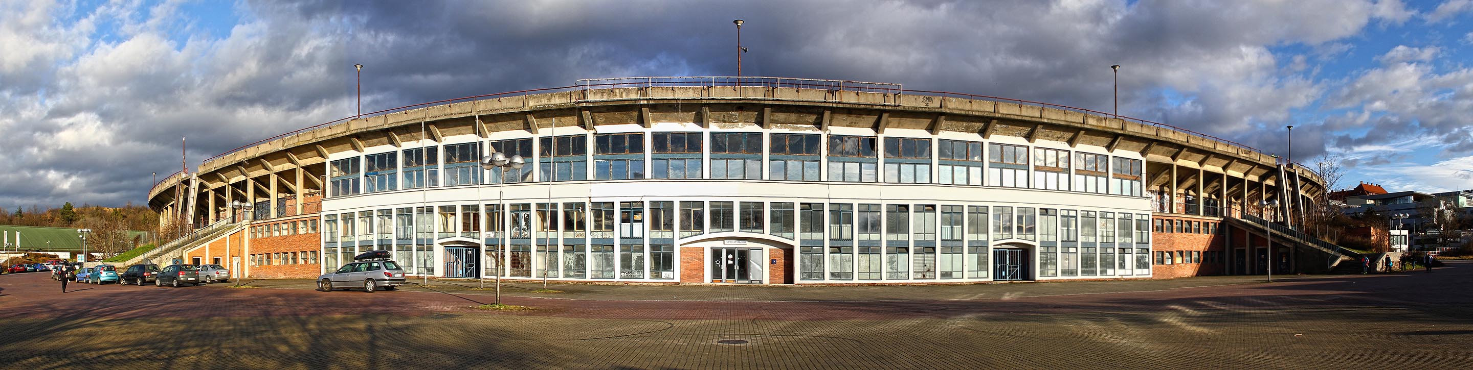 Nad fotbalovým stadionem Za Lužánkami se pomalu stahují mraky. Nad fotbalovým stadionem Za Lužánkami se pomalu stahují mraky.