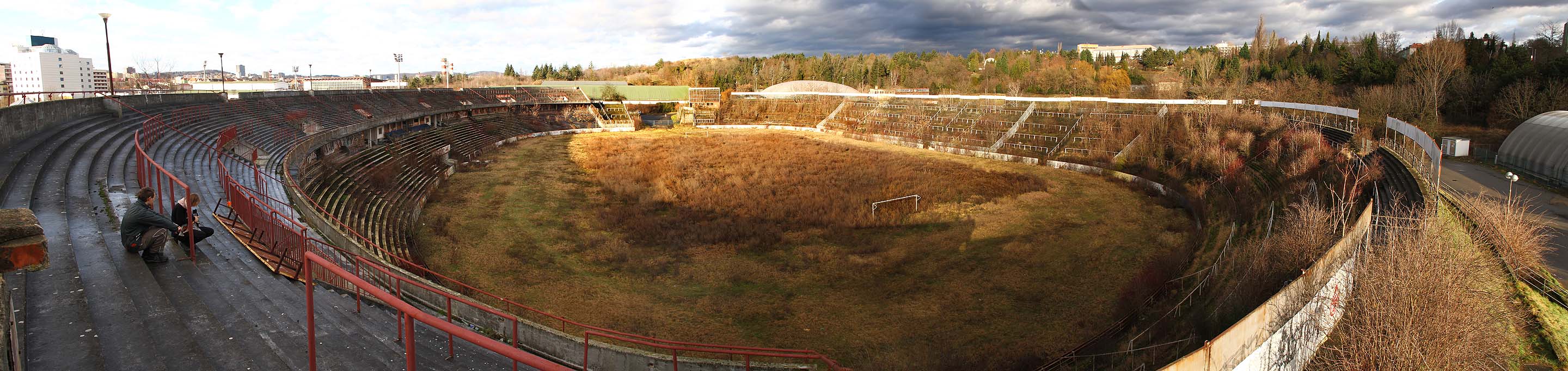 Zarůstající trávník fotbalového stadionu Za Lužánkami. Zarůstající trávník fotbalového stadionu Za Lužánkami.