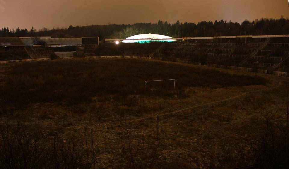V roce 2015 stadion poklidně chátrá. Mezitím za ním přistálo UFO. V roce 2015 stadion poklidně chátrá. Mezitím za ním přistálo UFO.