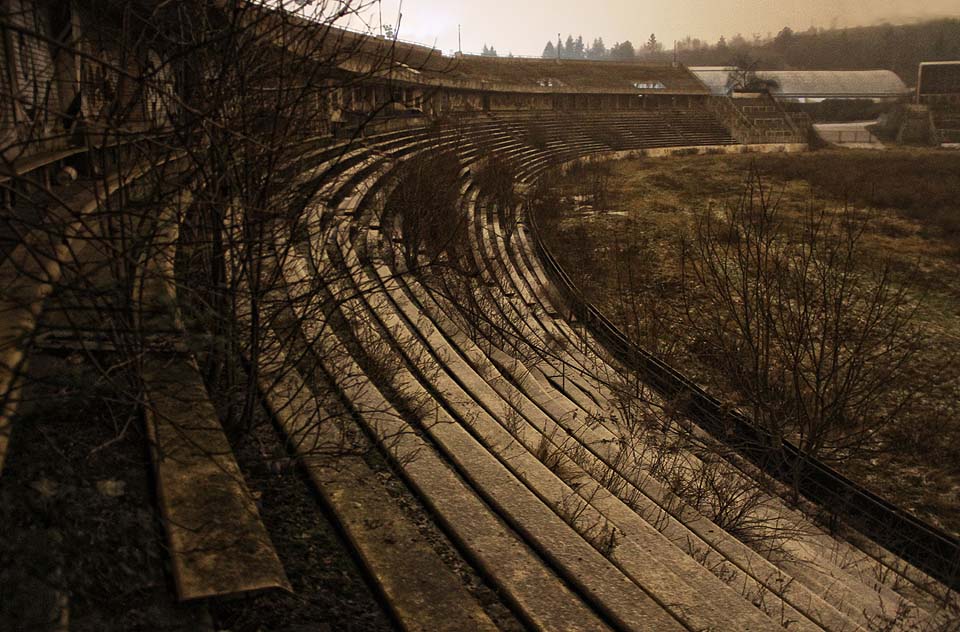 Dolní patro tribun obepíná celý stadion dokola. Dolní patro tribun obepíná celý stadion dokola.