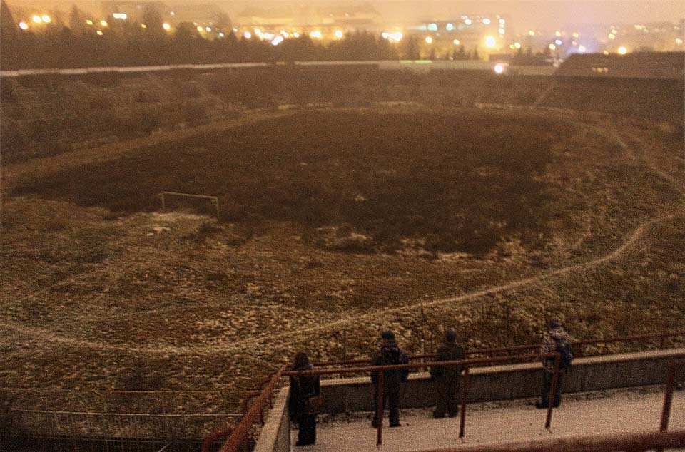 V lednové chumelenici se na stadion ukládá vrstva sněhu. 25 let po konci socializmu se za Lužánkami stále neblýská na lepší časy. V lednové chumelenici se na stadion ukládá vrstva sněhu. 25 let po konci socializmu se za Lužánkami stále neblýská na lepší časy.