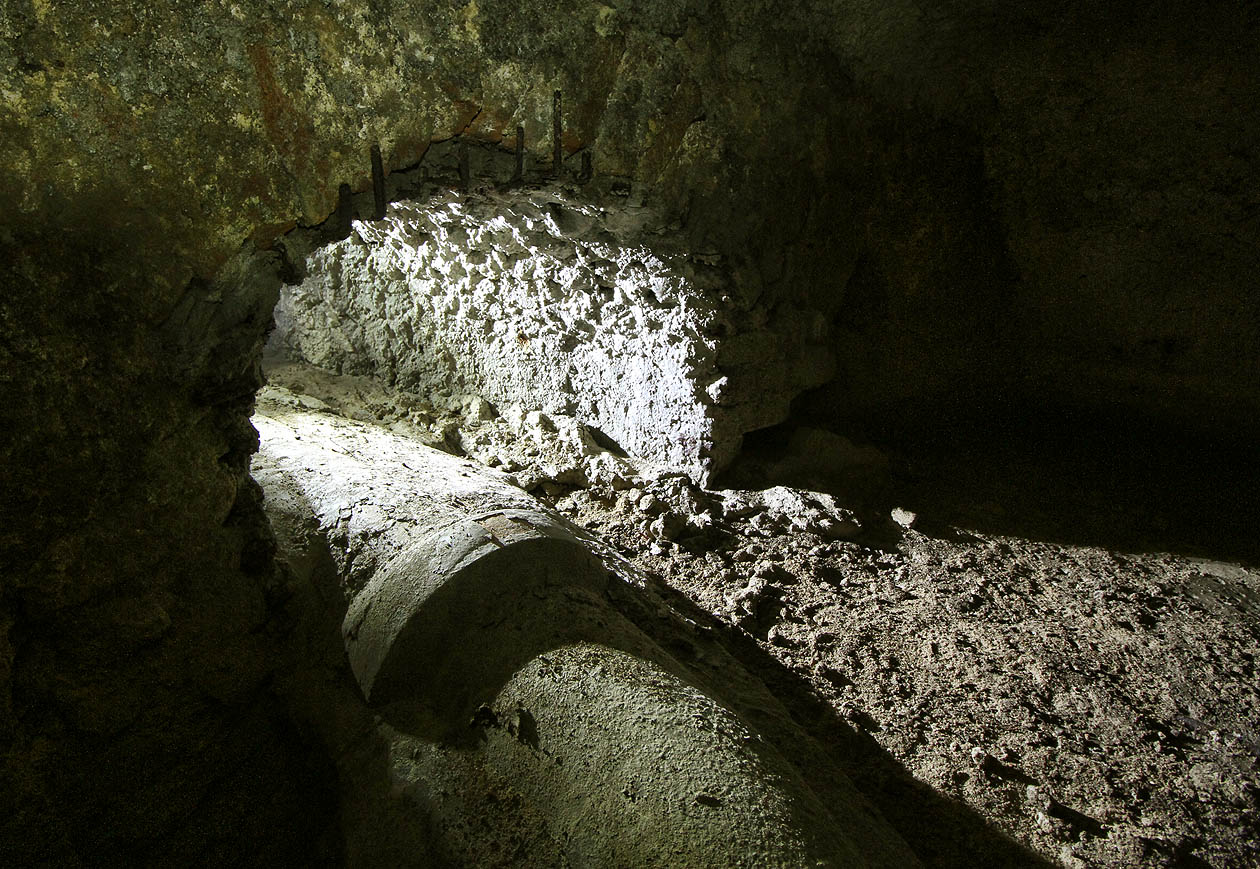 Chodbou lze proto nyní pod klášterní zdi projít pouze po břiše. Nic pro klaustrofobiky. Chodbou lze proto nyní pod klášterní zdi projít pouze po břiše. Nic pro klaustrofobiky.