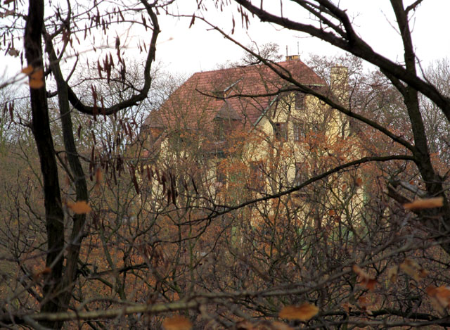 V roce 2012 vypadala vila od kampusu jako nová. V roce 2012 vypadala vila od kampusu jako nová.