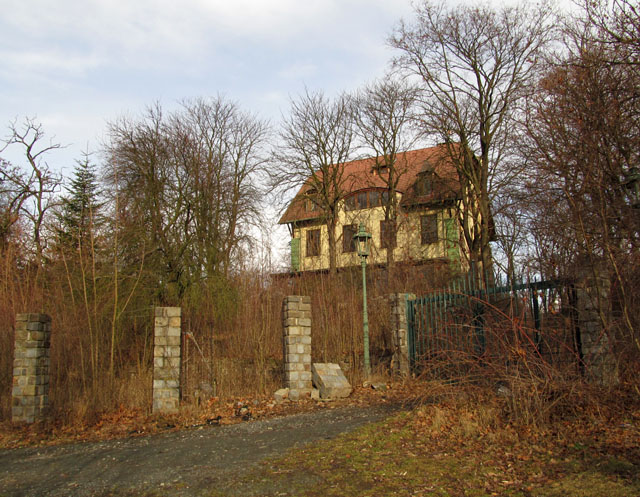 Přístupová cesta vede z malého sedla na Pisárecké ulici přes masivní ocelovou bránu. Přístupová cesta vede z malého sedla na Pisárecké ulici přes masivní ocelovou bránu.