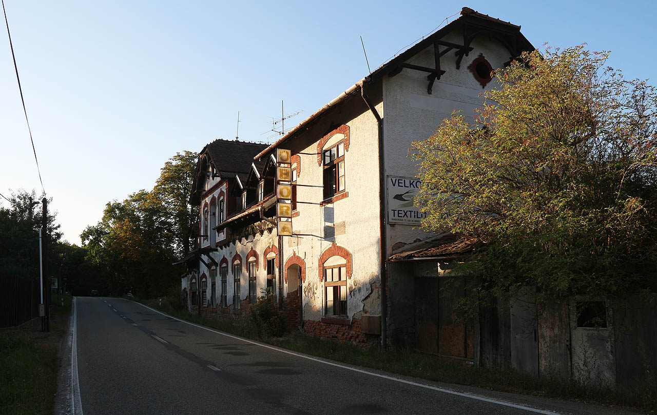 Nad kdysi slavným a oblíbeným brněnským výletním hostincem a hotelem Obora se na konci 10. let 21. století smráká. Nad kdysi slavným a oblíbeným brněnským výletním hostincem a hotelem Obora se na konci 10. let 21. století smráká.