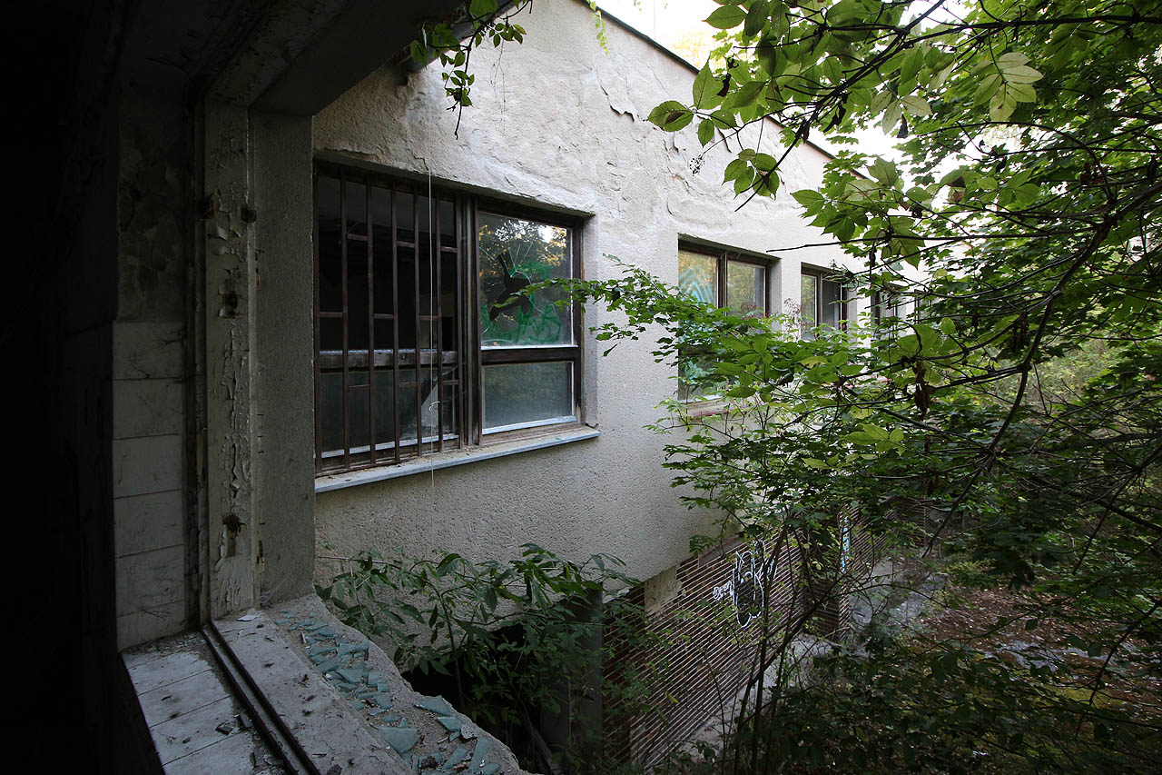 Pokračujeme do hloubi dvora. Socialistická přístavba posloužila jako zázemí nedalekého pobřežního kempu. Ten funguje narozdíl od hotelu dosud. Pokračujeme do hloubi dvora. Socialistická přístavba posloužila jako zázemí nedalekého pobřežního kempu. Ten funguje narozdíl od hotelu dosud.