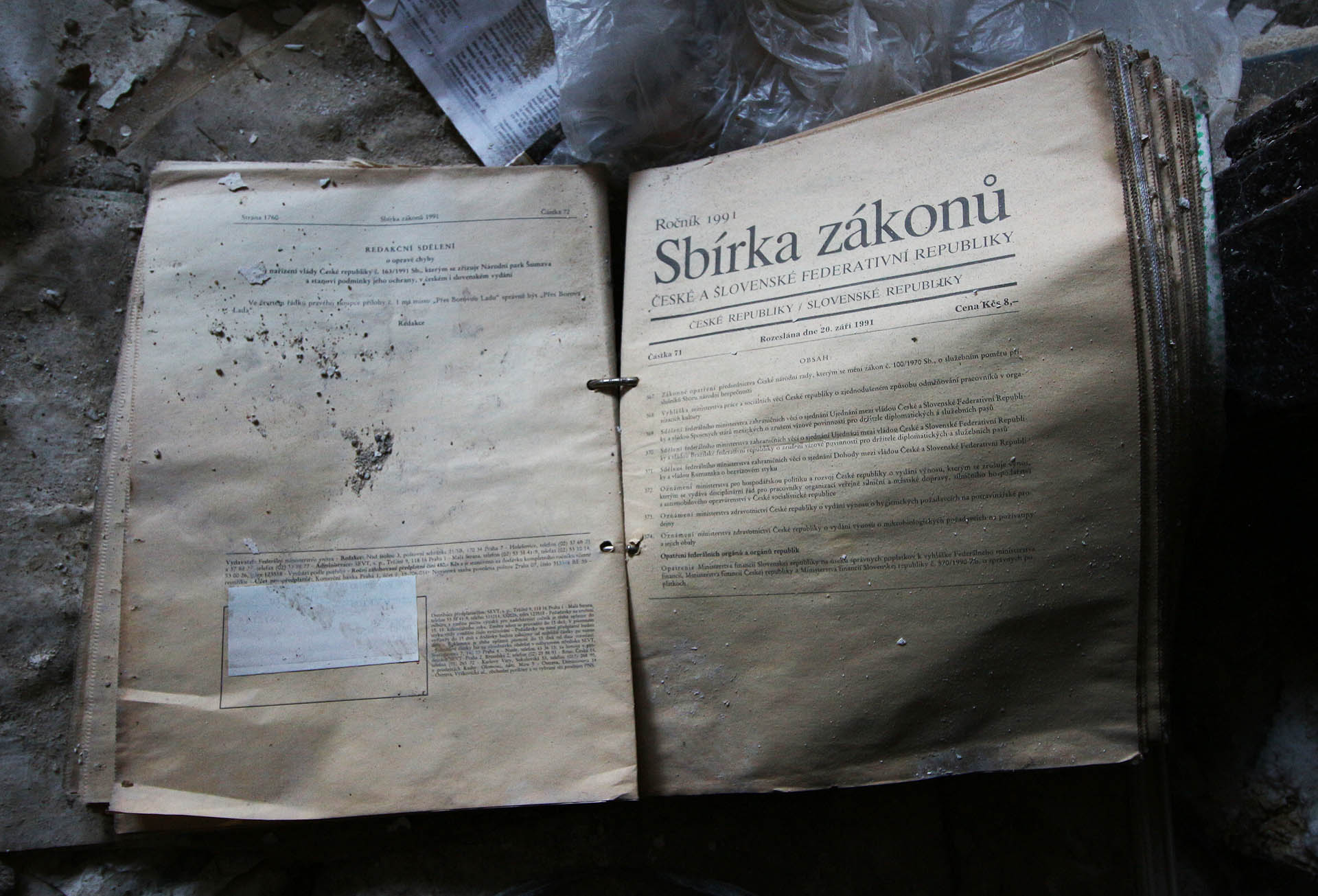 V hromadách tiskovin lze nalézt i jiné klenoty. V roce 1990 například Česká a Slovenská federativní republika zavedla bezvízový styk s Rumunskem. V hromadách tiskovin lze nalézt i jiné klenoty. V roce 1990 například Česká a Slovenská federativní republika zavedla bezvízový styk s Rumunskem.