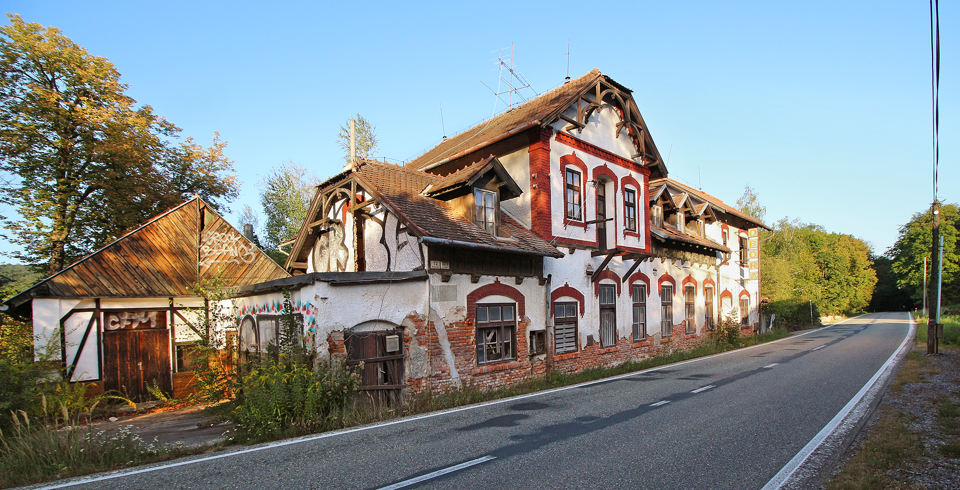 Historická hrázděná budova hostince při Rakovecké ulici patří k nejodlehlejším brněnským budovám od centra. Z osamělé budovy v lesích, mezi silnicí a jezerem, je to na náměstí Svobody 12 km. Historická hrázděná budova hostince při Rakovecké ulici patří k nejodlehlejším brněnským budovám od centra. Z osamělé budovy v lesích, mezi silnicí a jezerem, je to na náměstí Svobody 12 km.